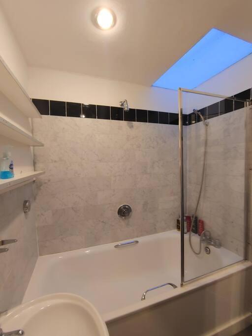 Stylish Apartment Near Carnaby Street, Sleeps 4. London Kültér fotó